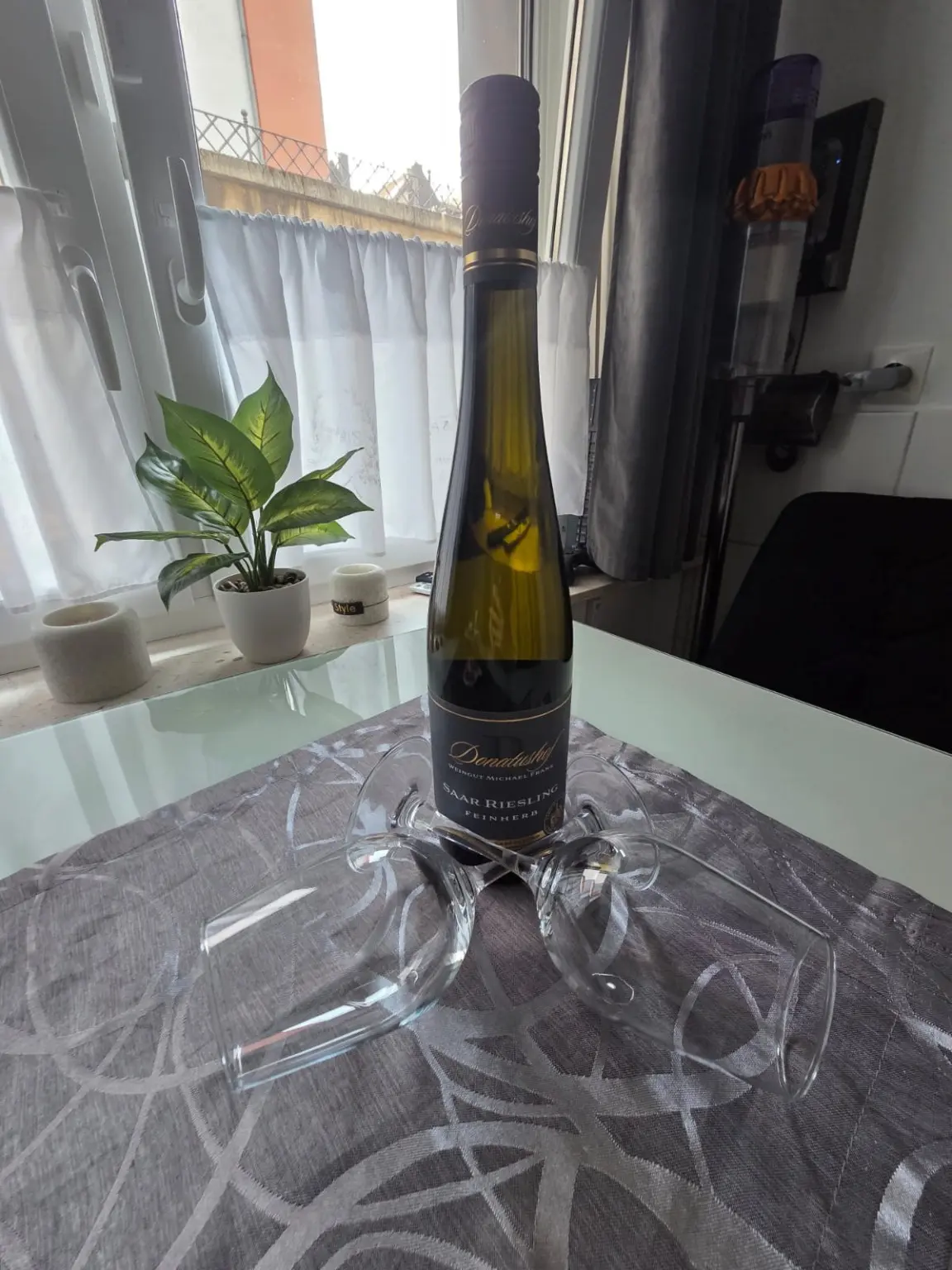 Weinflasche und Gläser als Willkommensgruß