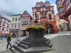 Bernkastel-Kues Stadt in Rheinland-Pfalz 2023 Der Michaelsbrunnen vor dem Rathaus