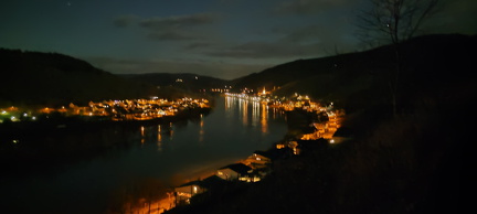 Zell bei Nacht von den Weinbergen fotografiert Januar 2024 in Richtung Merl