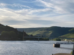 Zell Mosel mit Blick auf die Fußgängerbrücke Richtung Kaimt