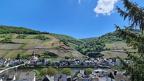 Ein strahlend blauer Himmel über Zell, nur von einer zarten Schleierwolke durchzogen.