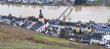 Wanderung in den Weinbergen oberhalb von Zell Mosel am 11.02.2024 Blick auf die Katholischen Pfarrkirche St. Peter